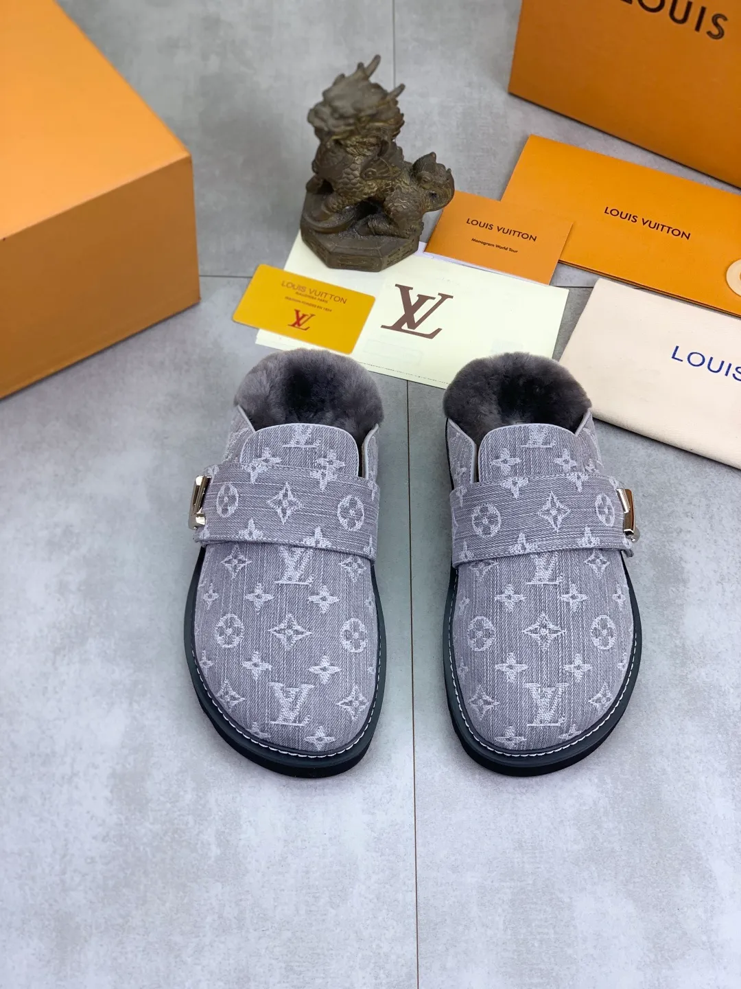 Men's Men's Shoes P480 New Couple Style LV Louis Vuitton L Family Donkey Brand Latest Easy Series Birkenstock Baotou Thick Sole Wool Slippers Sandals Original purchase, development and production This LV Easy sandal is made of suede cow leather, with Monogram pattern to highlight the trendy style. Adjustable straps with illuminated LV letters, flexible insoles and micro outsoles provide a light and comfortable experience. Exquisite packaging at the delivery counter 🛍📦 ▪️Fabric: Original custom imported first-layer cowhide ▪️Inner lining: Original customized warm wool lining ▪️Outsole: Original open-molded rubber foam material ▪️Sole thickness: 4CM ▪️Size: Men and women 35-45